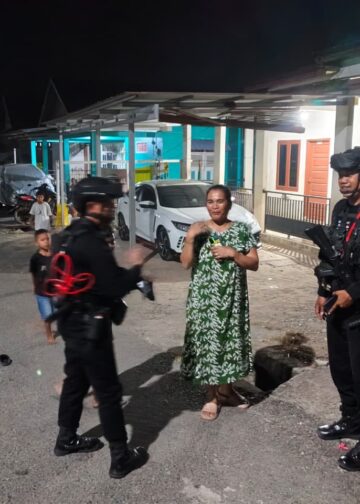JAGA KAMANCANAN TETAP KONDUSIF, BRIMOB HADIR MENYAPA WARGA LEWAT PATROLI MALAM