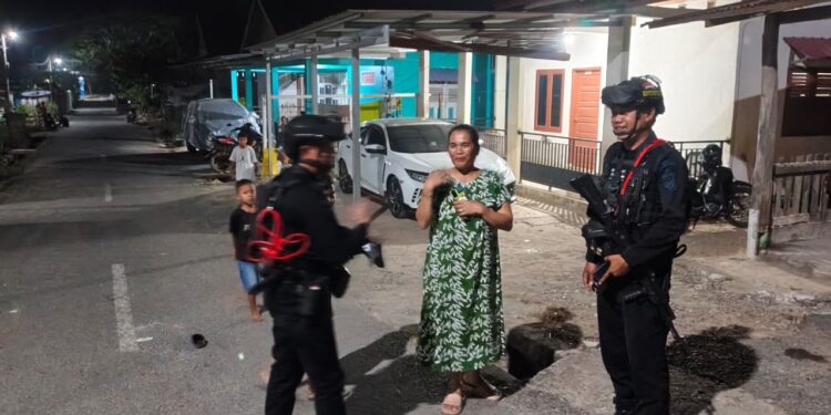 JAGA KAMANCANAN TETAP KONDUSIF, BRIMOB HADIR MENYAPA WARGA LEWAT PATROLI MALAM