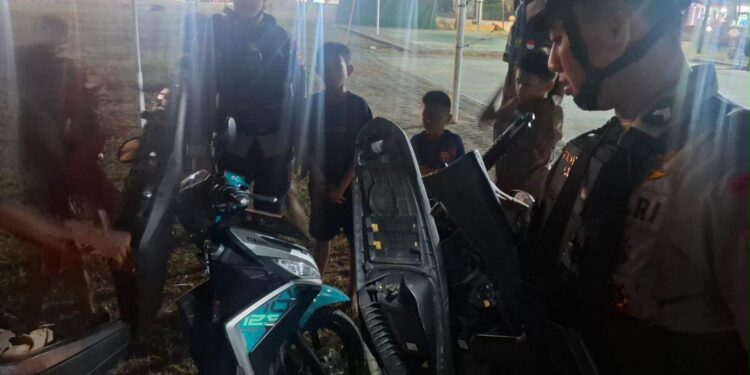 CEGAH KONFLIK SUSULAN, POLSEK TELLUWANUA DAN BRIMOB GELAR PATROLI HARKAMTIBMAS