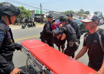 Sigap Saat Patroli, Personel Brimob Batalyon D Pelopor Selamatkan Korban Laka Lantas di Jalan Poros Masamba