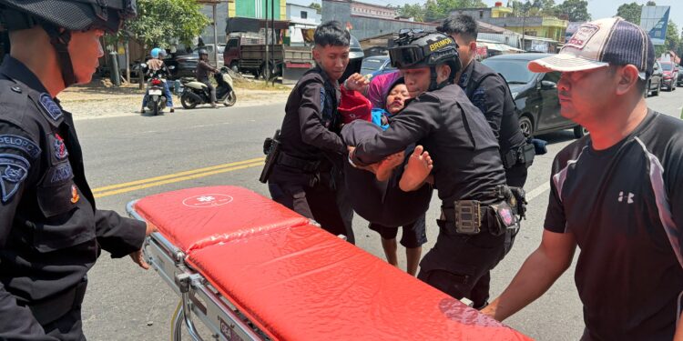 Sigap Saat Patroli, Personel Brimob Batalyon D Pelopor Selamatkan Korban Laka Lantas di Jalan Poros Masamba