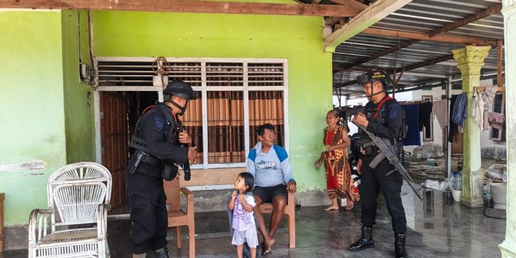PERERAT KEMITRAAN DENGAN MASYARAKAT, PERSONEL BRIMOB POS PENGAMANAN MANCANI GELAR PATROLI DAN SAMBANG WARGA