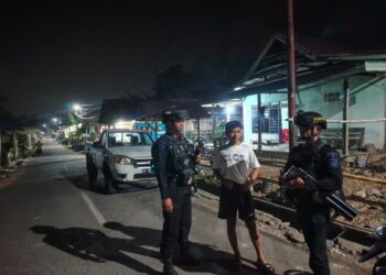 JAGA KAMTIBMAS TETAP KONDUSIF, PERSONEL BRIMOB POS PENGAMANAN MANCANI GELAR PATROLI DAN SAMBANG WARGA DI MALAM HARI