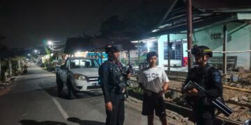 JAGA KAMTIBMAS TETAP KONDUSIF, PERSONEL BRIMOB POS PENGAMANAN MANCANI GELAR PATROLI DAN SAMBANG WARGA DI MALAM HARI