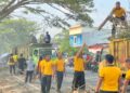 Gotong Royong Bersama, Pemda, Polres dan Brimob Bersihkan Taman Siswa Masamba