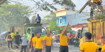 Gotong Royong Bersama, Pemda, Polres dan Brimob Bersihkan Taman Siswa Masamba