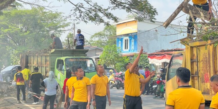 Gotong Royong Bersama, Pemda, Polres dan Brimob Bersihkan Taman Siswa Masamba