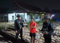 JAGA KAMTIBMAS TETAP KONDUSIF, PERSONEL BRIMOB POS PENGAMANAN MANCANI GELAR PATROLI DAN SAMBANG WARGA PADA MALAM HARI