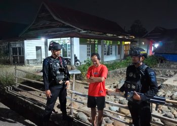 JAGA KAMTIBMAS TETAP KONDUSIF, PERSONEL BRIMOB POS PENGAMANAN MANCANI GELAR PATROLI DAN SAMBANG WARGA PADA MALAM HARI