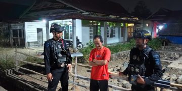 JAGA KAMTIBMAS TETAP KONDUSIF, PERSONEL BRIMOB POS PENGAMANAN MANCANI GELAR PATROLI DAN SAMBANG WARGA PADA MALAM HARI