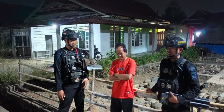 JAGA KAMTIBMAS TETAP KONDUSIF, PERSONEL BRIMOB POS PENGAMANAN MANCANI GELAR PATROLI DAN SAMBANG WARGA PADA MALAM HARI