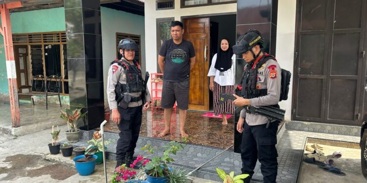 Patroli Brimob Mancani, Hadir Menyapa dan Jaga Kamtibmas Bersama Warga