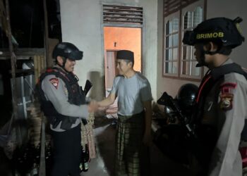 Patroli Malam, Brimob Sambangi Warga Mancani Jaga Kamtibmas Tetap Kondusif