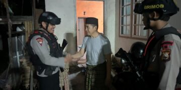 Patroli Malam, Brimob Sambangi Warga Mancani Jaga Kamtibmas Tetap Kondusif