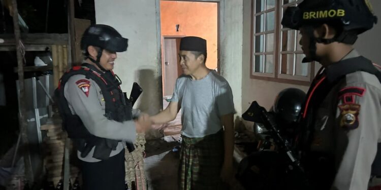 Patroli Malam, Brimob Sambangi Warga Mancani Jaga Kamtibmas Tetap Kondusif
