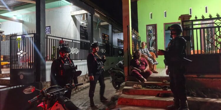 PERKUAT KEMITRAAN DENGAN WARGA, PERSONEL BRIMOB POS PENGAMANAN MANCANI GELAR PATROLI MALAM